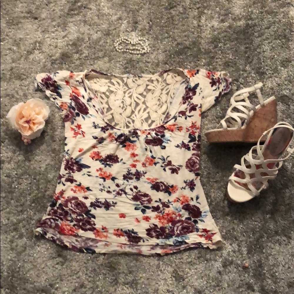 🎉Fun floral lace-back blouse